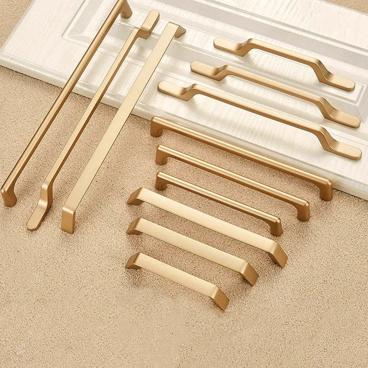 Tirador dorado para cocina y armario – acabado dorado arena – zamak – 3 diseños – pomo a 320 mm