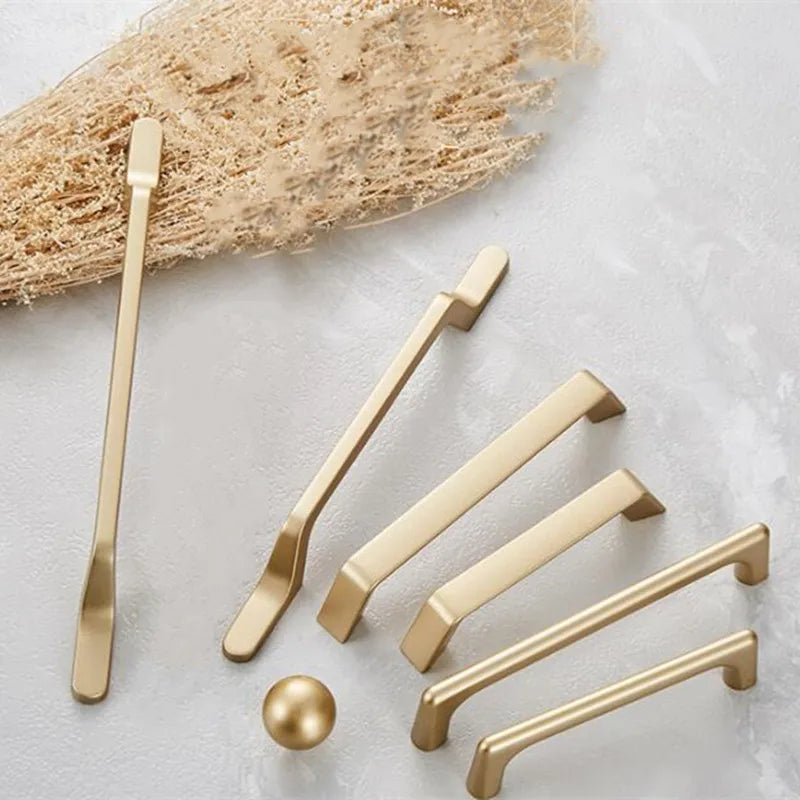 Tirador dorado para cocina y armario – acabado dorado arena – zamak – 3 diseños – pomo a 320 mm
