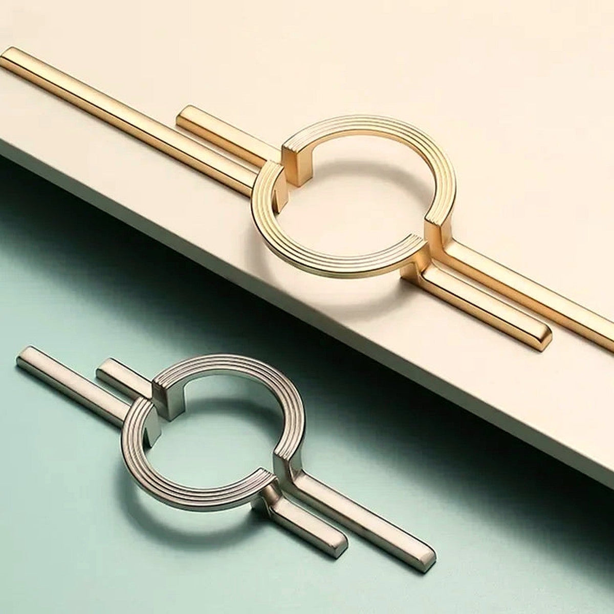 Tirador largo con anilla para armarios y muebles – dorado o cromo – diseño escultórico – 96 o 256 mm