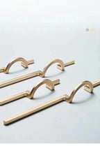 Tirador largo con anilla para armarios y muebles – dorado o cromo – diseño escultórico – 96 o 256 mm