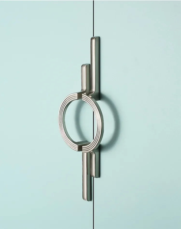 Tirador largo con anilla para armarios y muebles – dorado o cromo – diseño escultórico – 96 o 256 mm