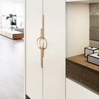 Tirador largo con anilla para armarios y muebles – dorado o cromo – diseño escultórico – 96 o 256 mm