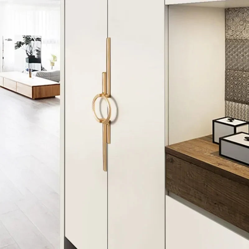 Tirador largo con anilla para armarios y muebles – dorado o cromo – diseño escultórico – 96 o 256 mm