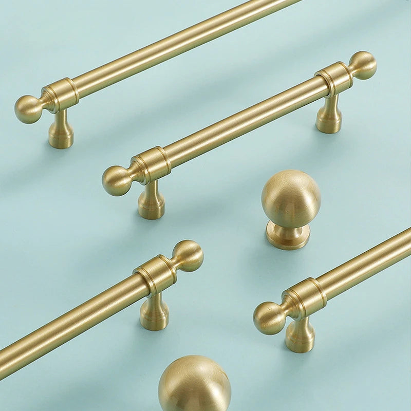 Tirador dorado de latón macizo para cocina y armario – remates de bola – dorado cepillado – pomo a 320 mm