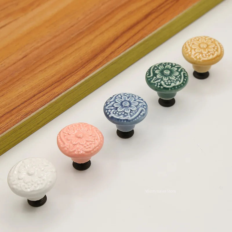 Pomo de cerámica vintage con relieve floral para muebles y cajones – estilo provenzal – 5 colores pastel