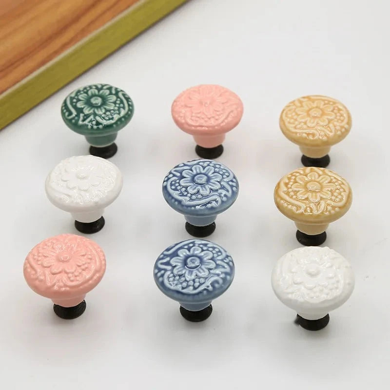 Pomo de cerámica vintage con relieve floral para muebles y cajones – estilo provenzal – 5 colores pastel