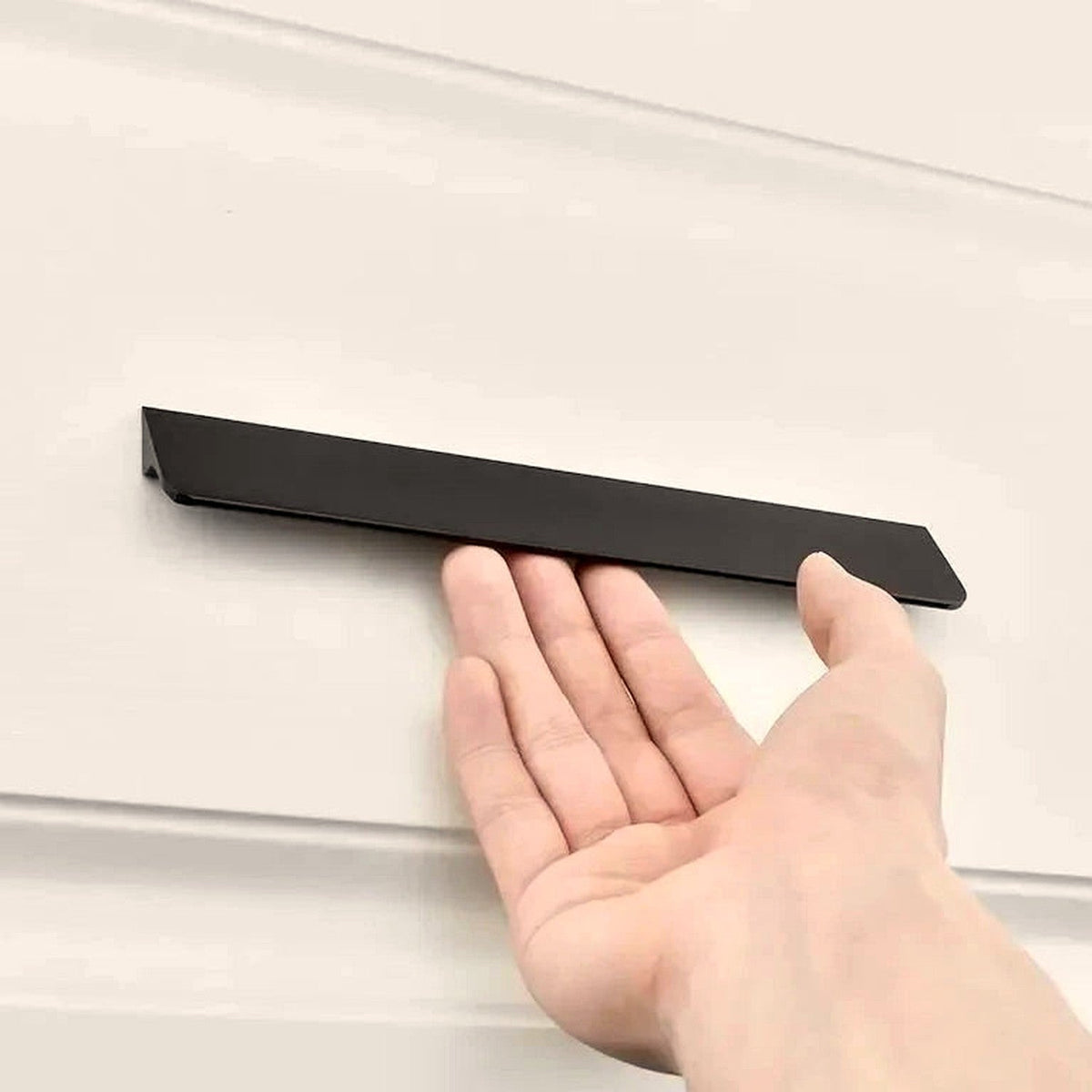 Tirador uñero oculto de canto para cocina y armario – aluminio negro, plata o dorado – 64 a 192 mm