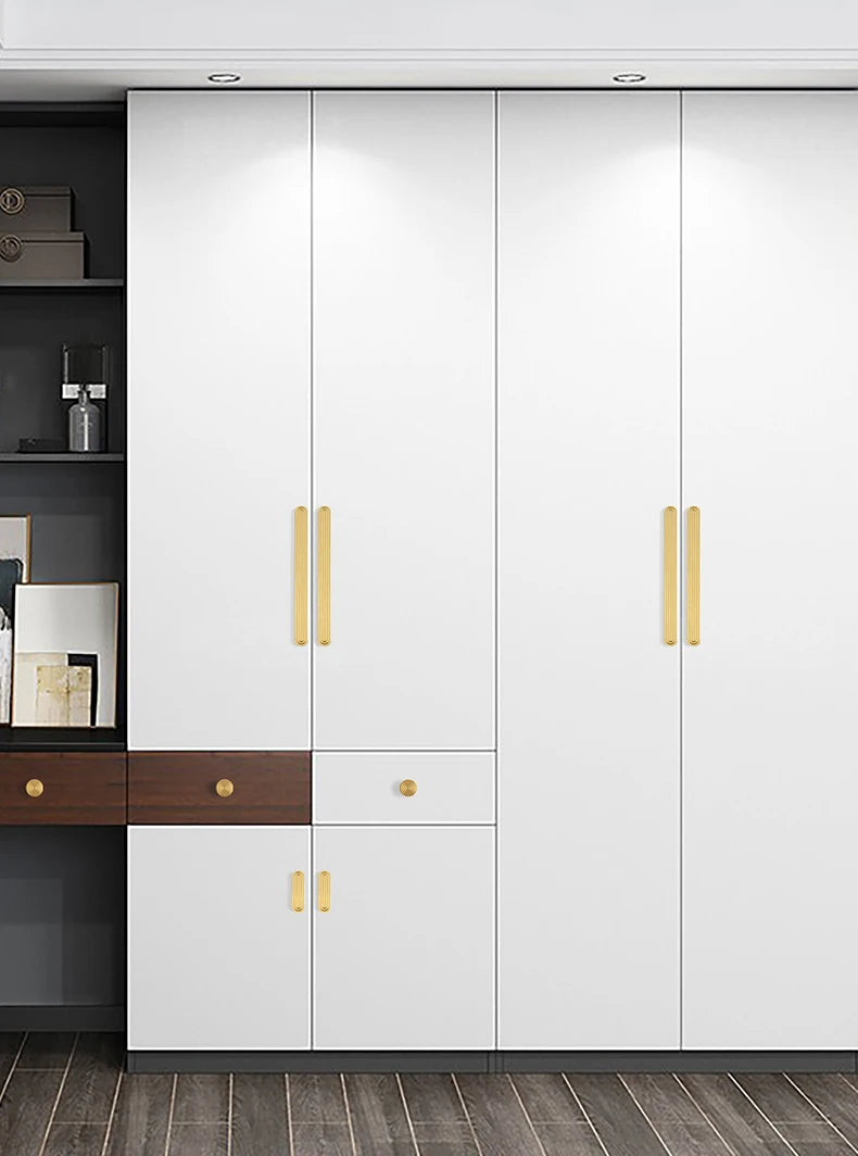 Tirador de diseño moderno para muebles y cajones – relieve de líneas – dorado o blanco y negro – pomo a 160 mm