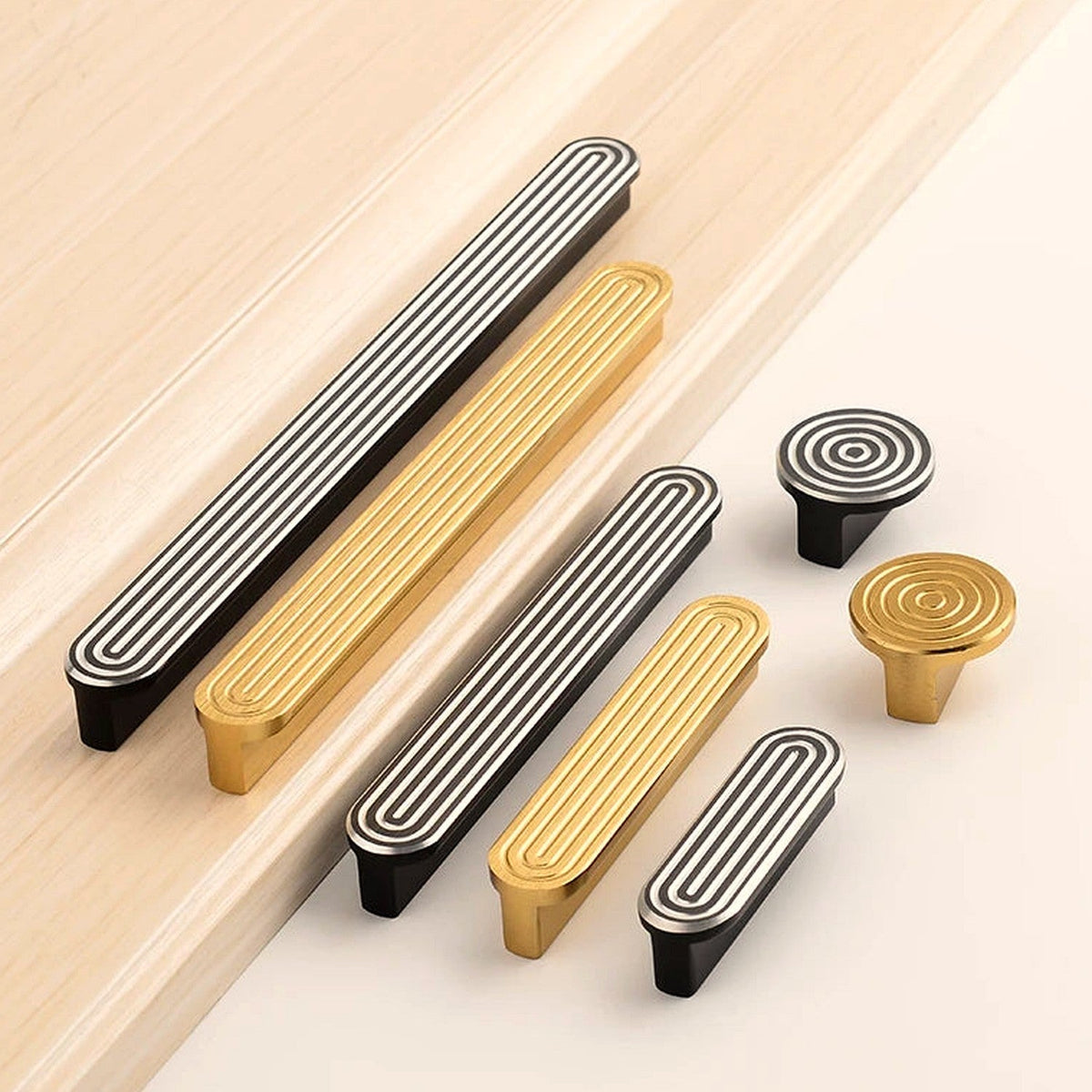 Tirador de diseño moderno para muebles y cajones – relieve de líneas – dorado o blanco y negro – pomo a 160 mm