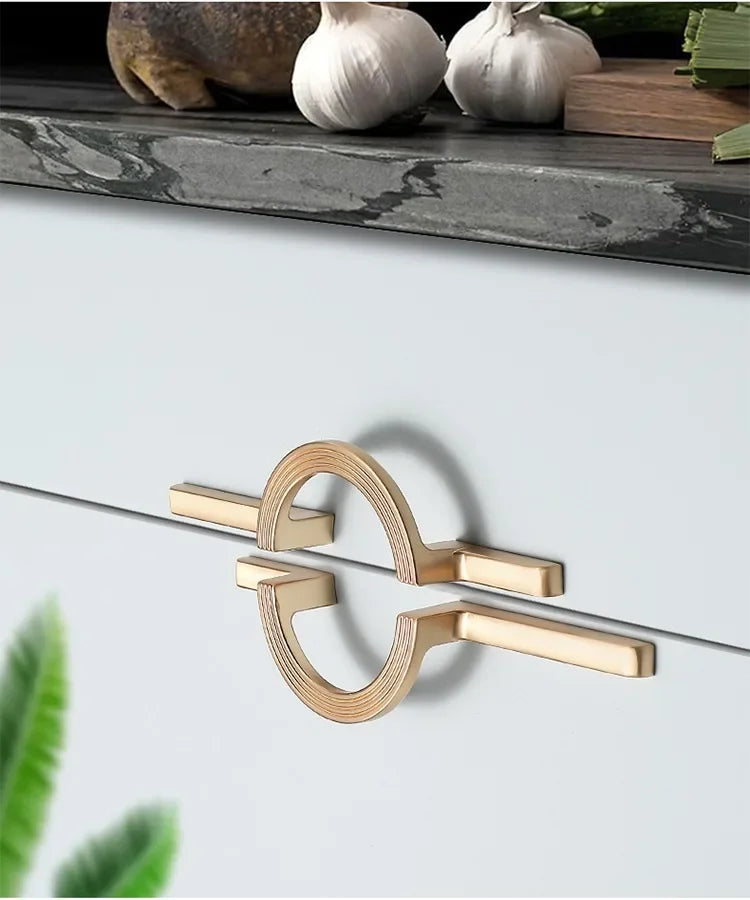 Tirador largo con anilla para armarios y muebles – dorado o cromo – diseño escultórico – 96 o 256 mm