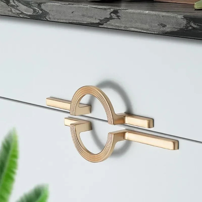 Tirador largo con anilla para armarios y muebles – dorado o cromo – diseño escultórico – 96 o 256 mm