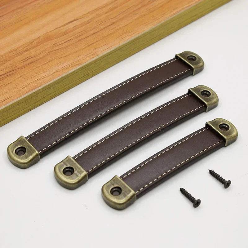Tirador vintage de piel para muebles y cajones – terminales de bronce – 96, 128 o 160 mm