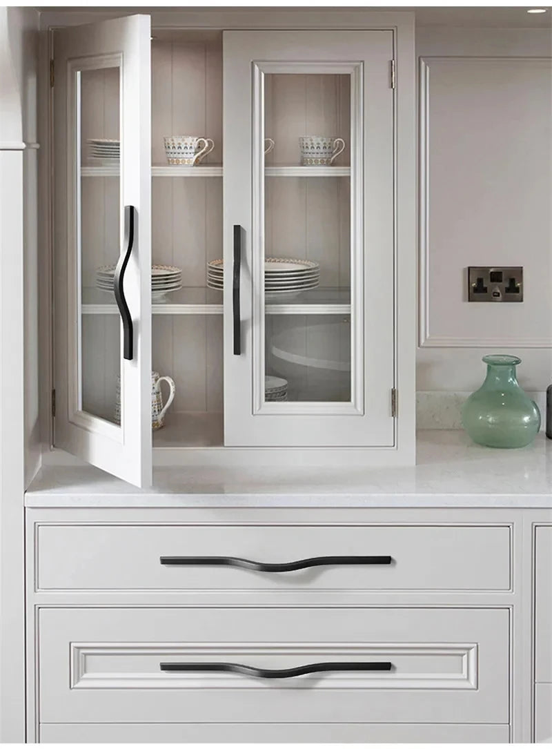 Tirador largo ondulado para armarios y cocina – negro, dorado o gris – aluminio – 160 a 384 mm