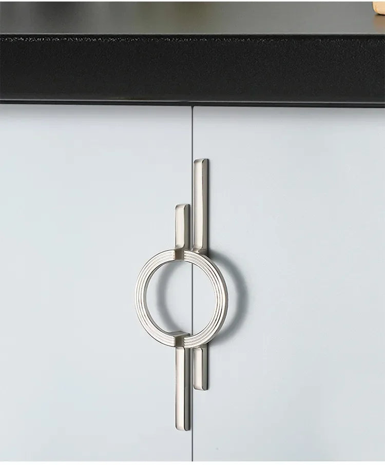 Tirador largo con anilla para armarios y muebles – dorado o cromo – diseño escultórico – 96 o 256 mm
