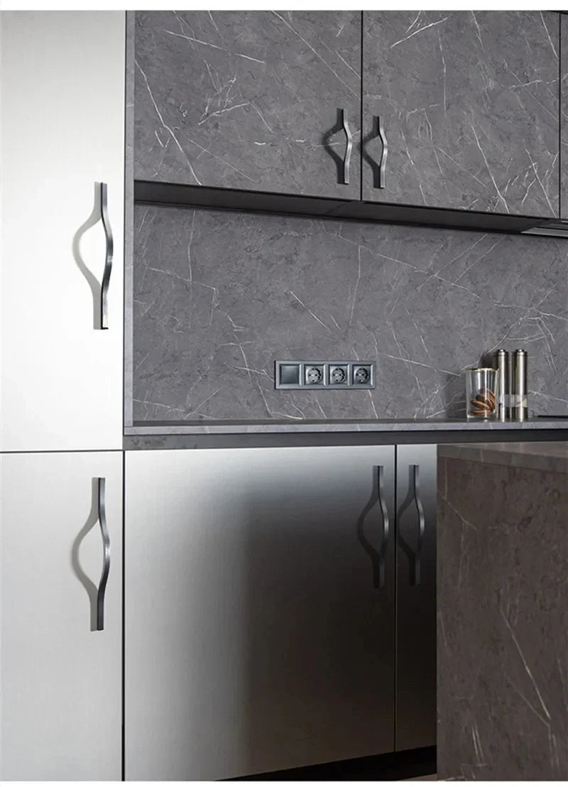 Tirador largo ondulado para armarios y cocina – negro, dorado o gris – aluminio – 160 a 384 mm